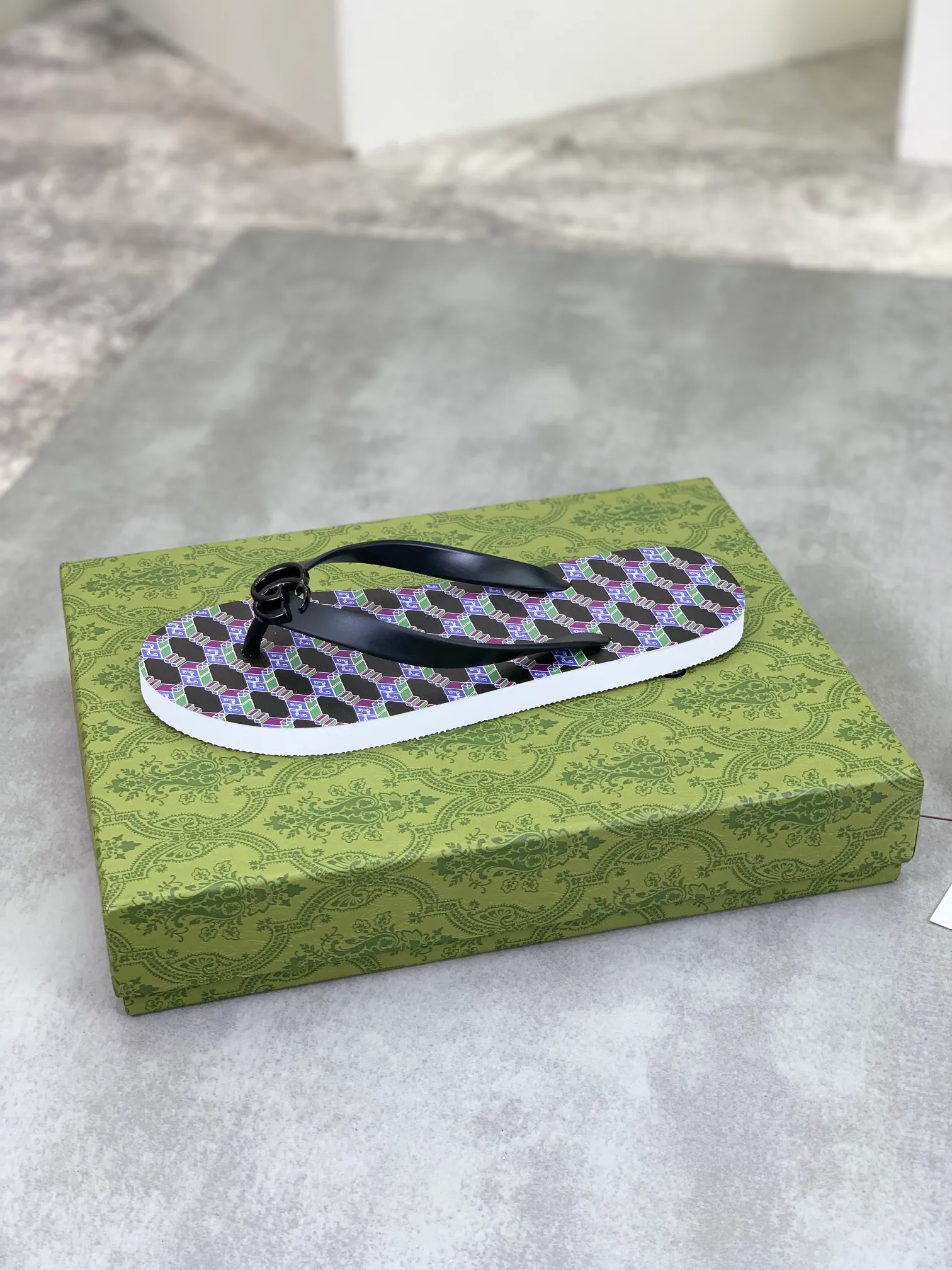Men's men's shoes 💰P220💰【New style】🆘【GUCCI】Official website's popular Gucci adult couple 🧑‍🤝‍🧑 style, children's flip-flops are on sale at the counter simultaneously! Original fabric imported from Italy. Original bottom provided by the original factory. Size: Adult 36-45. Children’s size: 30-37. Multiple colors available.